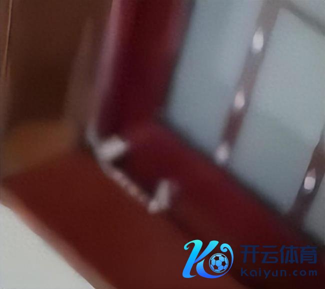 一小区疑似银环蛇从洗手间门框掉下